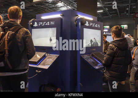 Paris, Ile de France, Frankreich. November 2017. Besucher haben die neuesten PS4-Spiele ausprobiert. Die Paris Games Week 2017 ist vom 1. November bis 5. November für die Öffentlichkeit geöffnet. Die Games Week ist eine Messe für Videospiele, die jährlich in Paris stattfindet. Quelle: Thierry Le Fouille/SOPA/ZUMA Wire/Alamy Live News Stockfoto