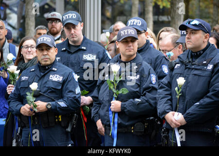 New York City, USA. November 2017. Polizeibeamte nehmen an einer Schweigeminute Teil, um die Toten zu ehren, die bei dem Terroranschlag in Lower Manhattan getötet wurden. Quelle: Christopher Penler/Alamy Live News Stockfoto