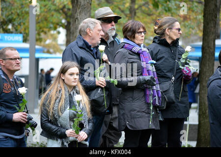 New York City, USA. November 2017. Menschen nehmen an einer Schweigeminute Teil, um die Toten zu ehren, die bei dem Terroranschlag in Lower Manhattan getötet wurden. Quelle: Christopher Penler/Alamy Live News Stockfoto