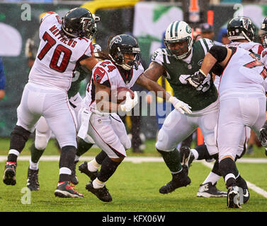 November 1, 2017 - East Rutherford, New Jersey, USA - Falken' zurück laufen Devonta Freeman (24) auf der Suche nach laufenden Zimmer während der NFL Tätigkeit zwischen den Atlanta Falcons und die New York Jets an MetLife Stadium in East Rutherford, New Jersey. Duncan Williams/CSM Stockfoto