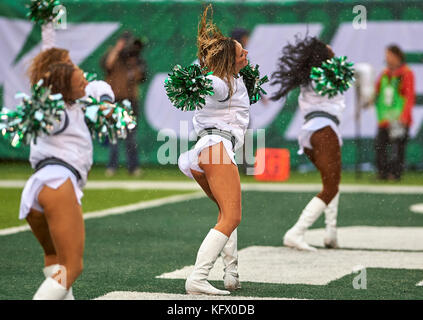 November 1, 2017 - East Rutherford, New Jersey, USA - der New York Jets'Flight Crew Cheerleadern durchführen bei schwerem Regen Sturm während der Atlanta Falcons und die New York Jets Spiel an MetLife Stadium in East Rutherford, New Jersey. Duncan Williams/CSM Stockfoto