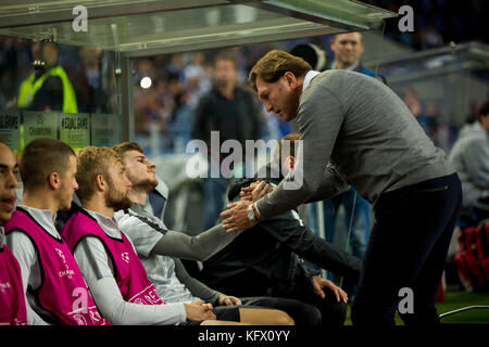 Southlake, Texas, USA. 1 Nov, 2017. rb Leipzig Trainer Ralph hasenhutll während der Premier League 2017/18 Match zwischen dem FC Porto und rb Leipzig im Dragon Stadium. Credit: diogo Baptista/alamy leben Nachrichten Stockfoto