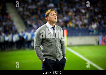 Southlake, Texas, USA. 1 Nov, 2017. rb Leipzig Trainer Ralph hasenhutll während der Premier League 2017/18 Match zwischen dem FC Porto und rb Leipzig im Dragon Stadium. Credit: diogo Baptista/alamy leben Nachrichten Stockfoto