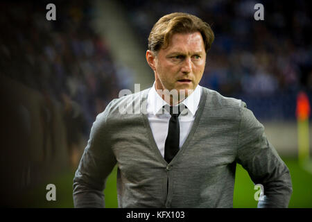 Southlake, Texas, USA. 1 Nov, 2017. rb Leipzig Trainer Ralph hasenhutll während der Premier League 2017/18 Match zwischen dem FC Porto und rb Leipzig im Dragon Stadium. Credit: diogo Baptista/alamy leben Nachrichten Stockfoto