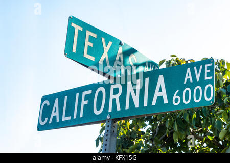 Stanislaus County, Kalifornien, USA. 01 Nov, 2017. 01. November 2017, der Kreuzung von Texas und Kalifornien Alleen in Stanislaus County California zu Ehren von Spiel 7 von Major League Baseball World Series heute Abend. Quelle: John Crowe/Alamy leben Nachrichten Stockfoto