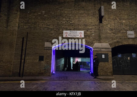 London, Großbritannien. November 2017. Eintritt zur neuen Dacheisbahn Skylight. Skylight ist Londons erste Dacheisbahn auf dem Dach des Parkplatzes Pennington Street in Tobacco Dock, Wapping. Quelle: Vickie Flores/Alamy Live News Stockfoto