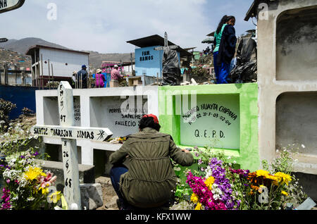 Fest Allerheiligen Friedhof in Lima, Peru/Día de los Muertos en el Cementerio de Villa María del Triunfo, Lima, Peru. Stockfoto