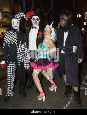 Los Angeles, Kalifornien, USA. 28. Oktober 2017. Die Teilnehmer Kleid im Kostüm an der West Hollywood (weho) Halloween Karneval in West Hollywood, Kalifornien am 31. Oktober 2017. Credit: Sheri determan/alamy leben Nachrichten Stockfoto