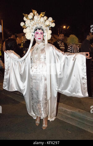 Los Angeles, Kalifornien, USA. 31 Okt, 2017. Teilnehmer Kleid im Kostüm an der West Hollywood (weho) Halloween Karneval in West Hollywood, Kalifornien am 31. Oktober 2017. Credit: Sheri determan/alamy leben Nachrichten Stockfoto