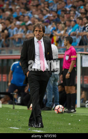 Porto Alegre, Brasilien. November 2017. Guayaquil-Trainer Guillermo Almada, während Grêmio und Barcelona von Guayaquil, ein Spiel, das für das Halbfinale der Copa Libertadores de America (2017) gültig ist. Grêmio Arena, Porto Alegre (RS). Guilherme Artigas/FotoArena/Alamy Live News Stockfoto