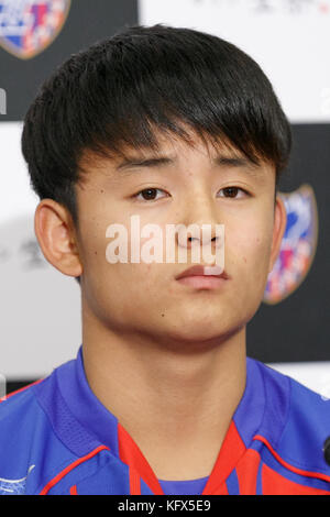 Tokio, Japan. November 2017. Der Fußballspieler Takefusa Kubo (16) nimmt am 1. November 2017 an einer Pressekonferenz im FC Tokyo Club House in Tokio Teil. Der FC Tokio Club kündigte an, dass die Teenagerstars Hirakawa und Kubo in die erste Liga der J-League wechseln werden. Quelle: Rodrigo Reyes Marin/AFLO/Alamy Live News Stockfoto