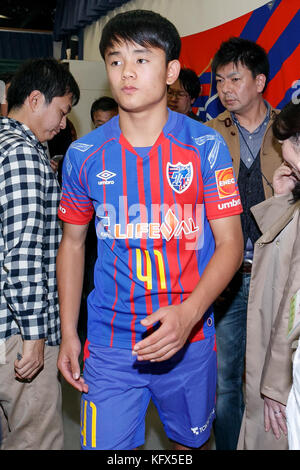 Tokio, Japan. November 2017. Der Fußballspieler Takefusa Kubo (16) nimmt am 1. November 2017 an einer Pressekonferenz im FC Tokyo Club House in Tokio Teil. Der FC Tokio Club kündigte an, dass die Teenagerstars Hirakawa und Kubo in die erste Liga der J-League wechseln werden. Quelle: Rodrigo Reyes Marin/AFLO/Alamy Live News Stockfoto