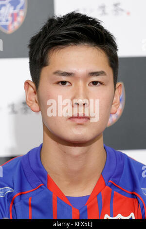 Tokio, Japan. November 2017. Fußballspieler Rei Hirakawa (17) nimmt am 1. November 2017 an einer Pressekonferenz im FC Tokyo Club House Teil. Der FC Tokio Club kündigte an, dass die Teenagerstars Hirakawa und Kubo in die erste Liga der J-League wechseln werden. Quelle: Rodrigo Reyes Marin/AFLO/Alamy Live News Stockfoto