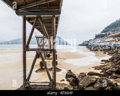 Brücke am Strand von San Sebastian in einem bewölkten Tag. donostia (Spanien) Stockfoto