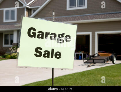 Garage Verkauf Zeichen auf Post vor Generische suburban Garage Stockfoto