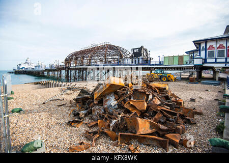 Eastbourne Pier - teilweise zerstört durch einen Brand am 30. Juli 2014. Es führte zu einer Flut von Holzkohle, die sich entlang der Südküste ausbreitete. Brandstiftung wird vermutet. Stockfoto