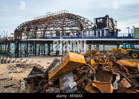 Eastbourne Pier - teilweise zerstört durch einen Brand am 30. Juli 2014. Es führte zu einer Flut von Holzkohle, die sich entlang der Südküste ausbreitete. Brandstiftung wird vermutet. Stockfoto