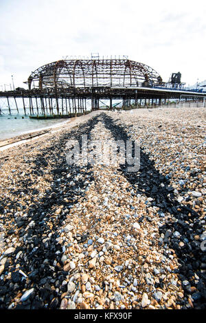 Eastbourne Pier - teilweise zerstört durch einen Brand am 30. Juli 2014. Es führte zu einer Flut von Holzkohle, die sich entlang der Südküste ausbreitete. Brandstiftung wird vermutet. Stockfoto