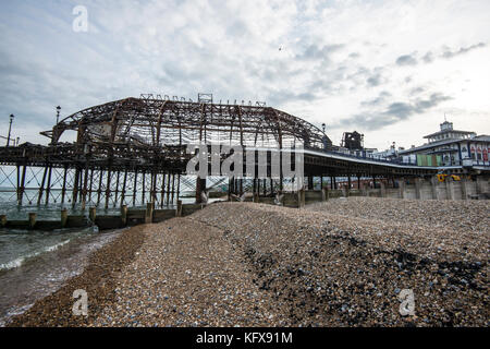 Eastbourne Pier - teilweise zerstört durch einen Brand am 30. Juli 2014. Es führte zu einer Flut von Holzkohle, die sich entlang der Südküste ausbreitete. Brandstiftung wird vermutet. Stockfoto