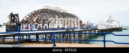 Eastbourne Pier - teilweise zerstört durch einen Brand am 30. Juli 2014. Es führte zu einer Flut von Holzkohle, die sich entlang der Südküste ausbreitete. Brandstiftung wird vermutet. Stockfoto