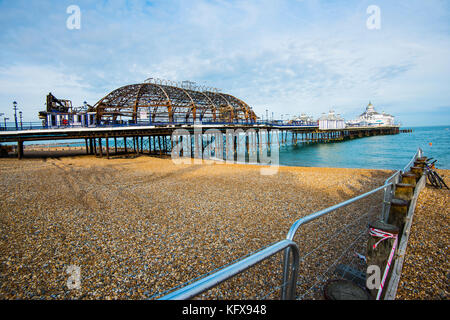 Eastbourne Pier - teilweise zerstört durch einen Brand am 30. Juli 2014. Es führte zu einer Flut von Holzkohle, die sich entlang der Südküste ausbreitete. Brandstiftung wird vermutet. Stockfoto