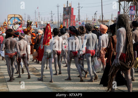 Kollektive März verschiedener akharas (Gruppen) ein erfrischendes Bad im sangam zu nehmen (Zusammenfluss der heiligen Flüsse Ganges, Yamuna und unsichtbare saraswati). Stockfoto