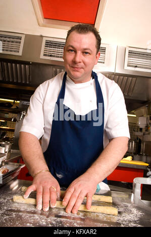 Chef Nigel Godwin im Gleichgewicht Restaurant, Fawsley Hall Hotel & Spa, Daventry, Northamptonshire. Stockfoto