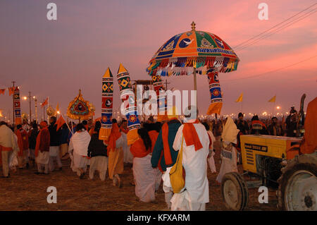 Kollektive März verschiedener akharas (Gruppen) ein erfrischendes Bad im sangam zu nehmen (Zusammenfluss der heiligen Flüsse Ganges, Yamuna und unsichtbare saraswati). Stockfoto