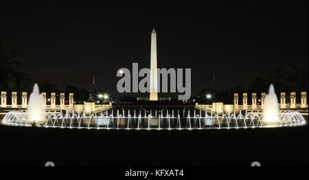 Der Mond erhebt sich über den Zweiten Weltkrieg Memorial Brunnen und das Washington Monument erstrahlen in einer Sommernacht. Stockfoto