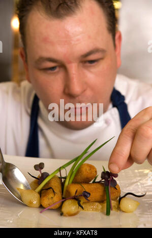 Chef Nigel Godwin im Gleichgewicht Restaurant, Fawsley Hall Hotel & Spa, Daventry, Northamptonshire. Stockfoto