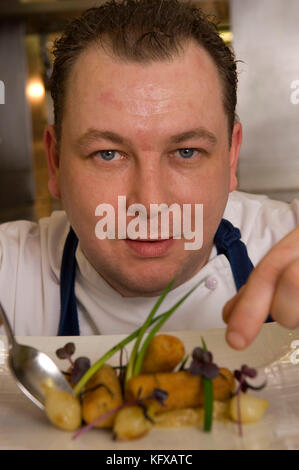 Chef Nigel Godwin im Gleichgewicht Restaurant, Fawsley Hall Hotel & Spa, Daventry, Northamptonshire. Stockfoto