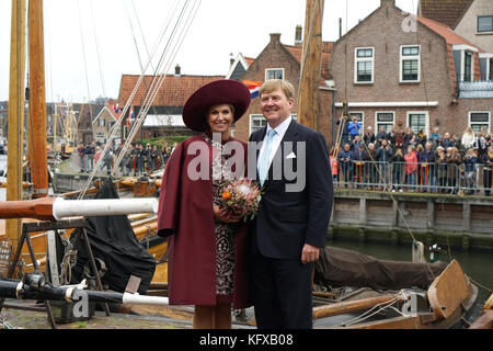 König Willem-Alexander en Königin Maxima der Niederlande besuchen sie den Hafen von Spakenburg. Auf dem Hintergrund der alten Fischerboote namens 'botters'. Stockfoto
