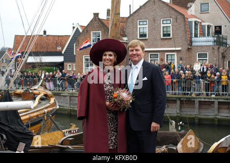 König Willem-Alexander en Königin Maxima der Niederlande besuchen sie den Hafen von Spakenburg. Auf dem Hintergrund der alten Fischerboote namens 'botters'. Stockfoto