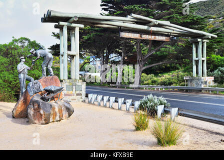 Australien, Victoria. Der Ausgangspunkt auf der Great Ocean Road ist der Memorial Arch. Statuen des Ersten Weltkrieges Soldaten, die große Straße gebaut. Stockfoto