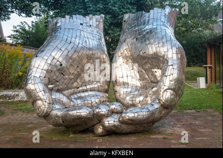 'Hände' Skulptur von Rick Kirkby, Woodbridge Quay Baptist Church, Woodbridge, Suffolk, England, Großbritannien Stockfoto