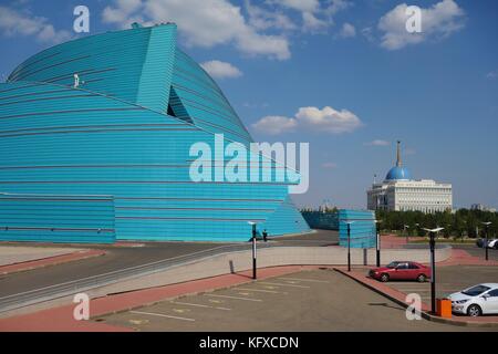 Die Kasachstan Konzerthalle, ein blaues Glas darstellende Kunst Veranstaltungsort entwickelt vom italienischen Architekten Manfredi nicoletti im Zentrum von Astana Stockfoto