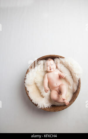 Zwei Generationen der Familie Studio Portrait auf grauen und weißen Hintergrund. Stockfoto