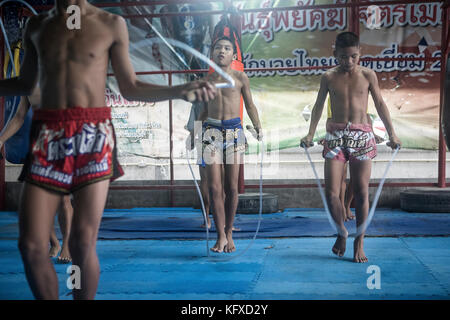 Schulung. In der Mitte X, 14 Jahre alt und 90 Kämpfe. Rechts Kan, 14 Jahre alt und 20 Kämpfe, Muay thai Camp, Bangkok, Thailand Stockfoto