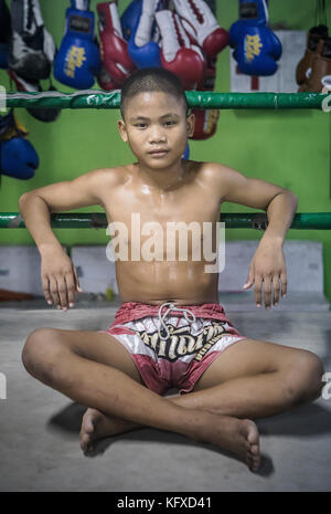 Kan während des Trainings, 14 Jahre alt und hat an 20 Kämpfen teilgenommen, Muay thai Camp, Bangkok, Thailand Stockfoto