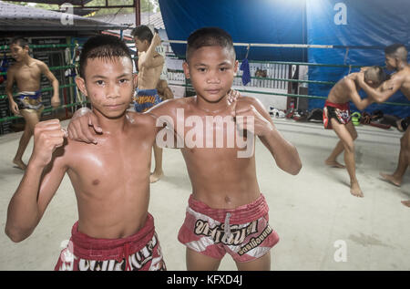 Schulung. Links Pepsi 14 Jahre alt und 90 Kämpfe. Rechts Kan, 14 Jahre alt und 20 Kämpfe, Muay thai Camp, Bangkok, Thailand Stockfoto