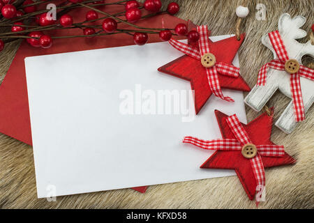 Weihnachten und neues Jahr leere Grußkarte Hintergrund mit roten Sternen und Beeren. Stockfoto