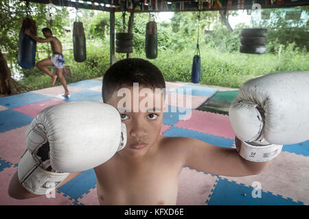 Pi, 10 Jahre alt, posiert während des Trainings, Muay thai, Luk Gym, Bangkok, Thailand Stockfoto