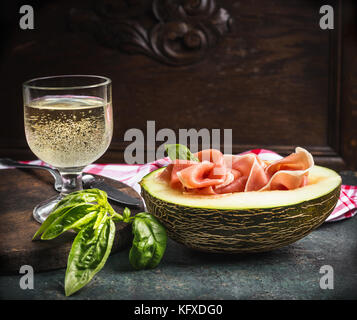 Perl Wein Glas mit Schinken und Melone, traditionelle italienische Gericht auf rustikale Küche Tabelle, Ansicht von vorne Stockfoto