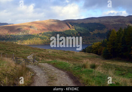 Auf der Suche Glen vorlich zur ardvorlich House und Loch Earn aus dem Wanderer Pfad in Perthshire, Scottish Highlands, Schottland, Großbritannien. Stockfoto