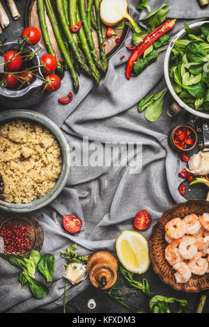 Gesunder Salat mit Spargel und gekocht Quinoa Samen, Vorbereitung auf rustikalen Hintergrund mit verschiedenen Bio Gemüse, Ansicht von oben, Rahmen. Vegetarische f Stockfoto