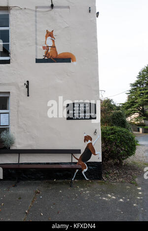 Artwork eines Hundes und ein Fuchs trinken ein Bier an der Außenwand der Fuchs und Jagdhunde Pub im Cotherstone, Teesdale, Großbritannien Stockfoto