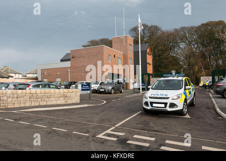 Polizei Auto, das von der neu eröffneten Emergency Services Hub in Barnard Castle, County Durham, UK, der erste britische Centre Vier Notdienste zu Haus Stockfoto