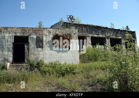 Die abandonned Gymnasium in der Stadt Soussouman in der Kolyma region, weit noth Ostsibirien. Stockfoto