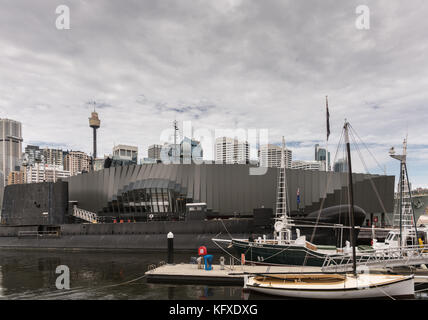 Sydney, Australien - 21. März 2017: Moderne Schwarze neben National Maritime Museum mit u-Boot vor unter schweren cloudscape. Stockfoto