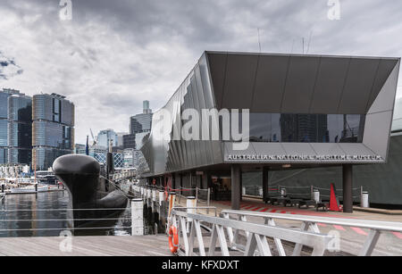 Sydney, Australien - 21.März 2017: Eingang zum modernen schwarzen neben National Maritime Museum unter schweren cloudscape. Stockfoto